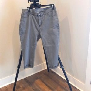 Avenue Capri Jeans w/Dark Grey Embroidery Around Hem. Size 18W.